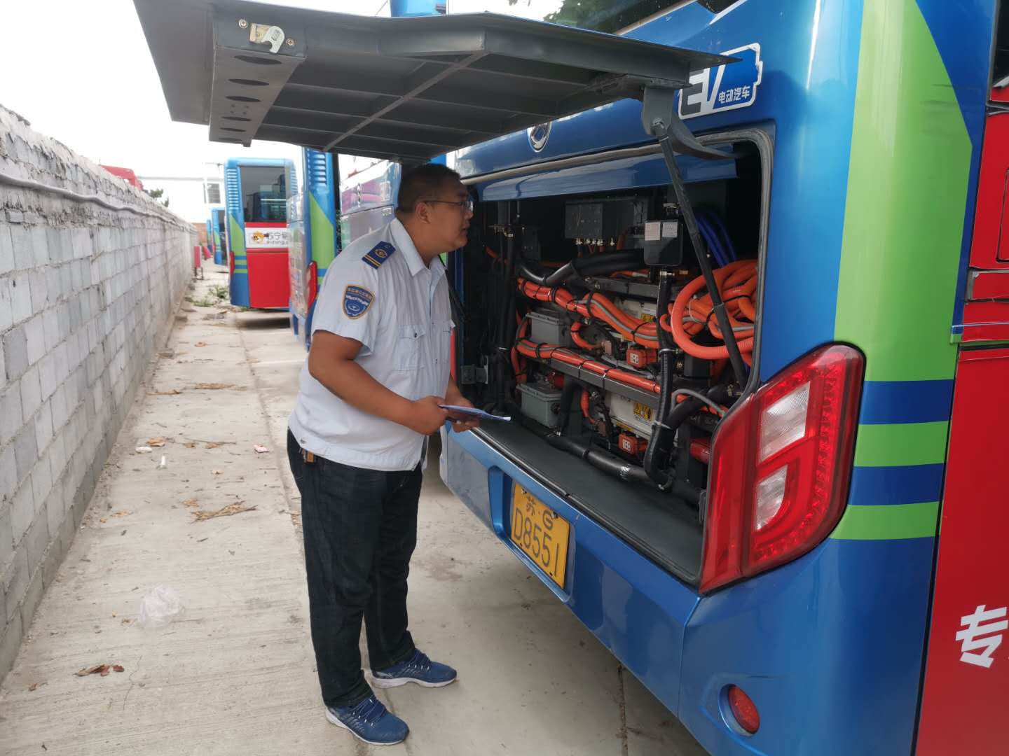 公交集團公交事業(yè)一部開(kāi)展純電動(dòng)車(chē)安全隱患排查工作